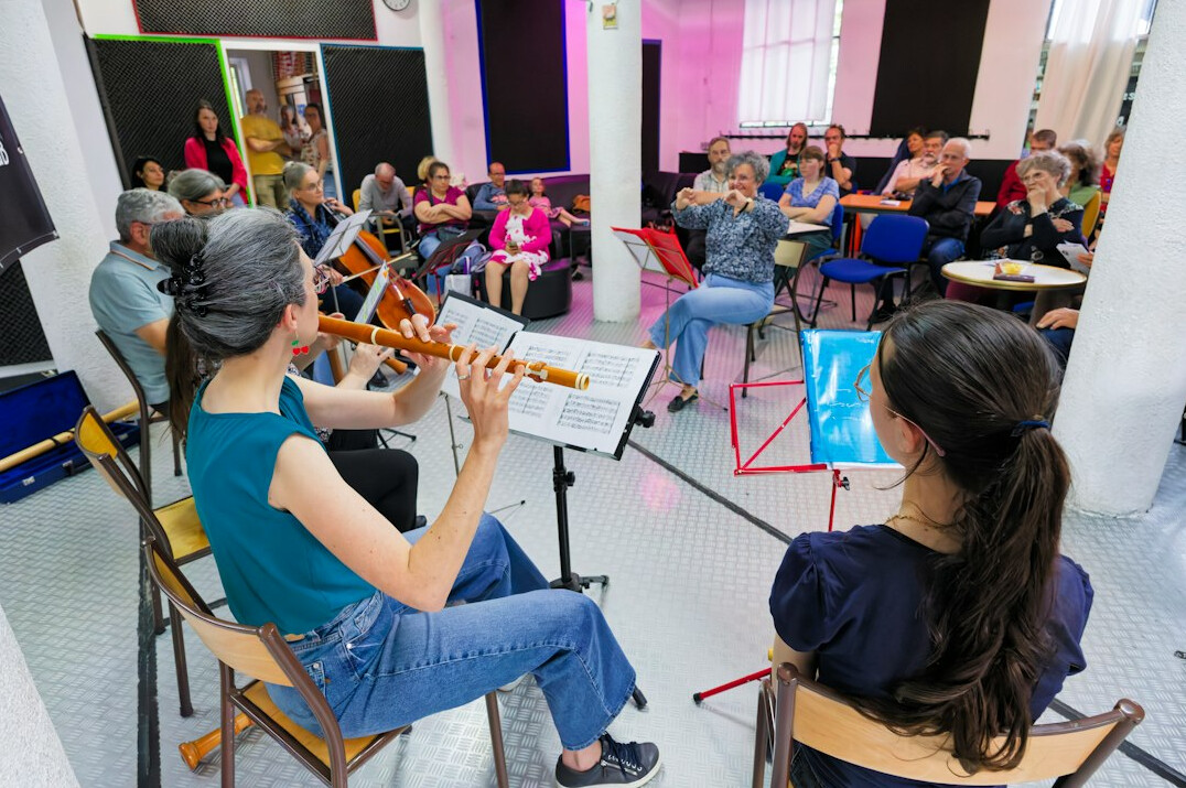 Rehearsal space with chairs and a screen before a shoot
